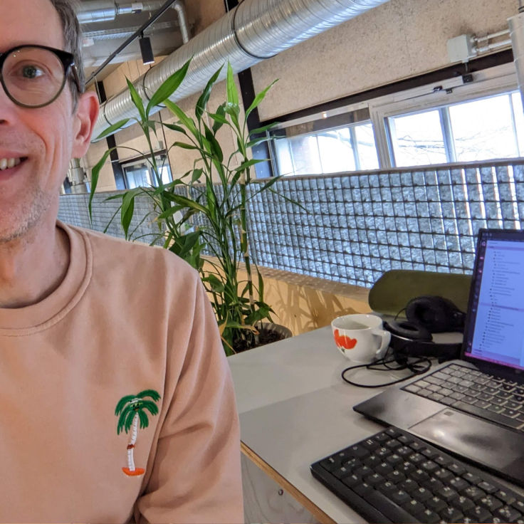 Ingo mit Laptop im Coworking Space