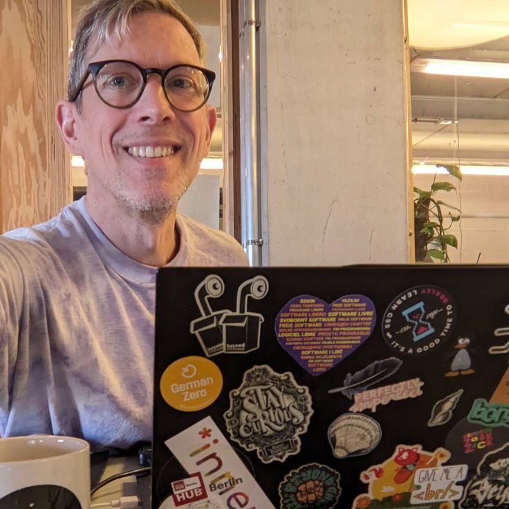 Portrait: Ingo Steinke, Frontend Web Developer, Freelancer, arbeitet am Laptop im Impact Hub Berlin